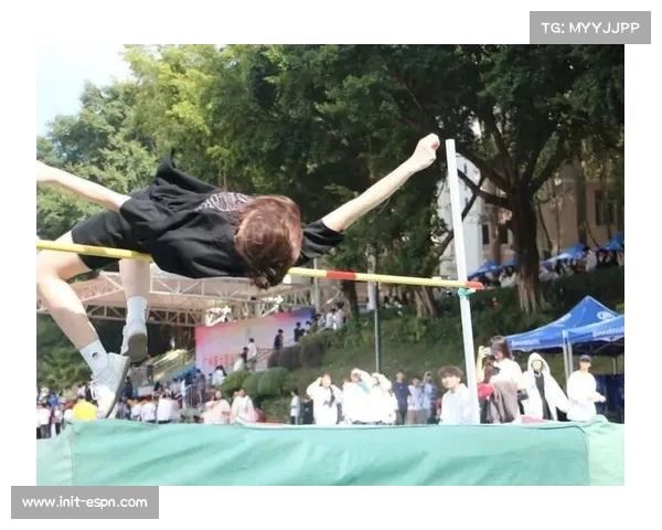 聚焦赛场瞬间捕捉运动员情感展现比赛细节与力量交织时刻