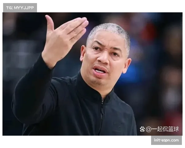 场边视角：鹈鹕队教练威利·格林为一次成功的四人传导快攻起身鼓掌